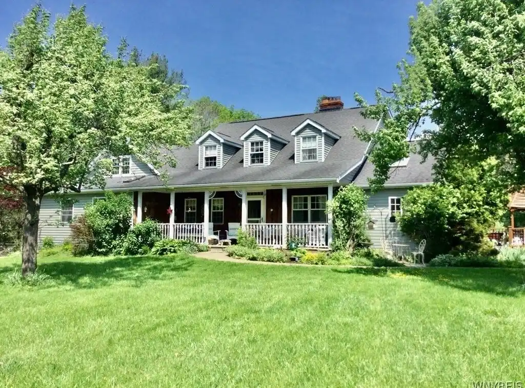 Gorgeous Home and Barn on Nine Acres