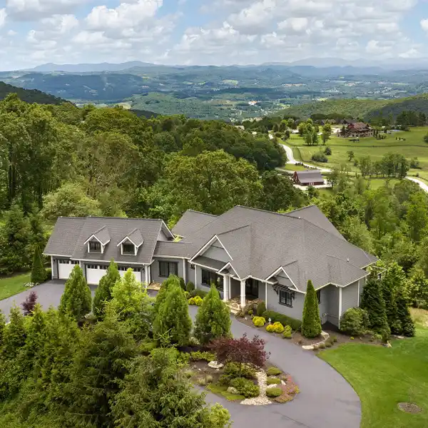 THE PERFECT BLEND OF ELEGANCE AND COMFORT