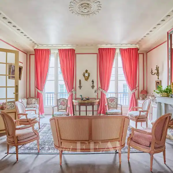 SPACIOUS AND UNIQUE SIX BEDROOM PARIS HOME