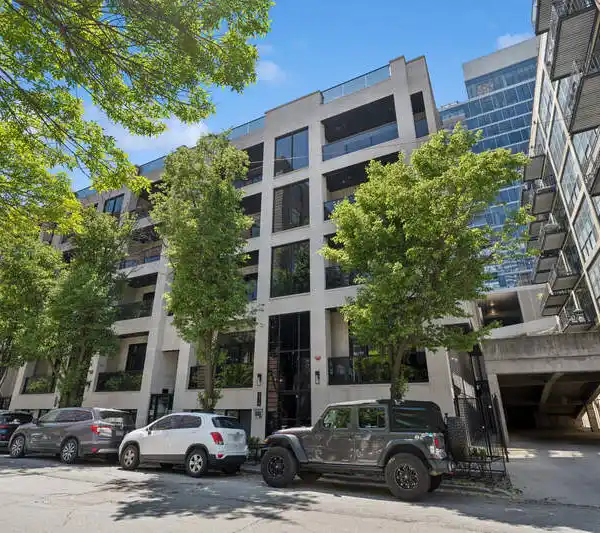 DESIGNER DUPLEX LIVING IN PRIME WEST LOOP