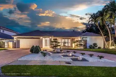 Chic Deepwater Estate in a Desirable Waterfront Setting