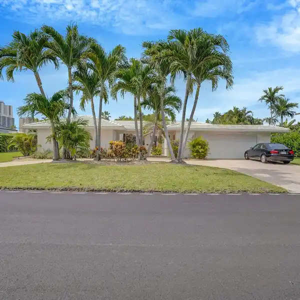 LOVELY HOME IN DESIRABLE PALM BEACH ISLES