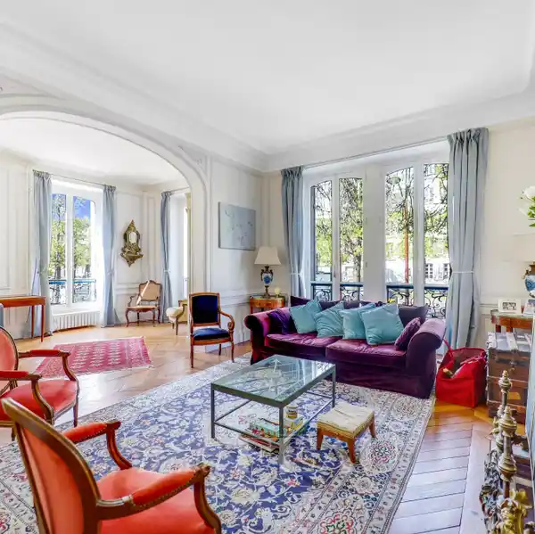 EXPANSIVE HOME WITH GARDEN