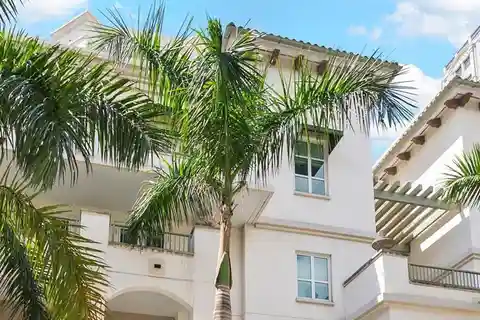 Luxury Brownstone-Style Residence in the Plaza on Harbour Island