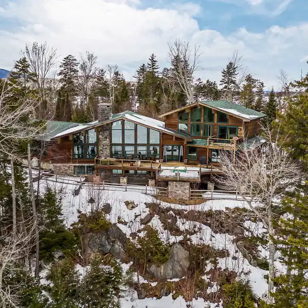 CUSTOM-BUILT MASTERPIECE ON THE SHORES OF MOOSEHEAD LAKE