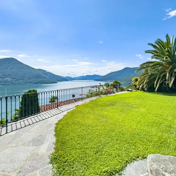 BRIGHT, CONTEMPORARY VILLA WITH LOW-MAINTENANCE GARDEN