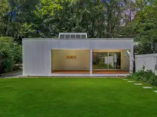 Dramatic Architecture Meets Serene Privacy