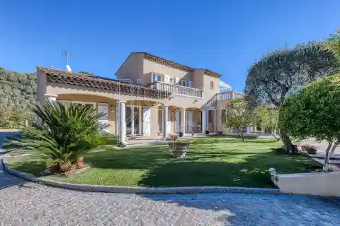 Tranquil Provençal Elegance with Timeless Views