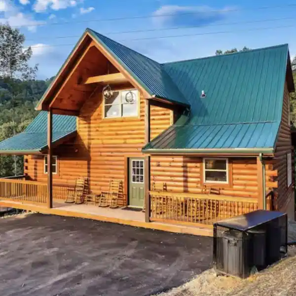 SPACIOUS SMOKY MOUNTAIN RETREAT WITH HOT TUB