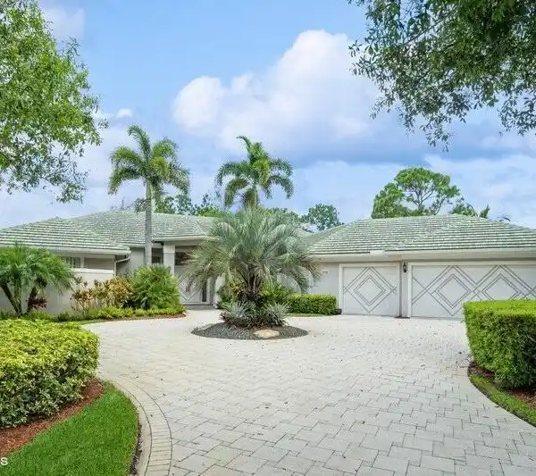 COUNTRY LIVING WITH CITY CONVENIENCES