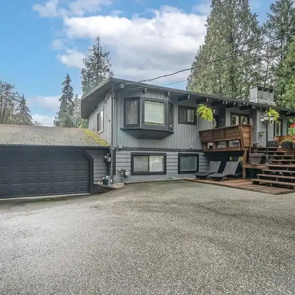 VERSATILE AND PRIVATE PARK-LIKE PROPERTY