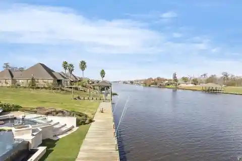 Spectacular Luxurious Waterfront Living