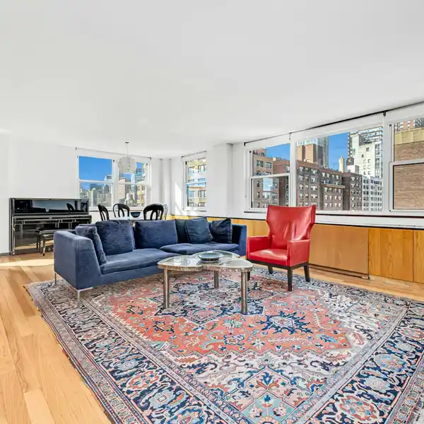 LOVELY LIGHT-FILLED HOME