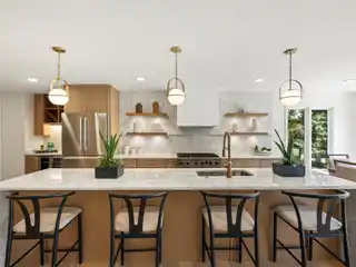 Luxurious Cul-De-Sac Retreat Designed with Comfort and Luxury