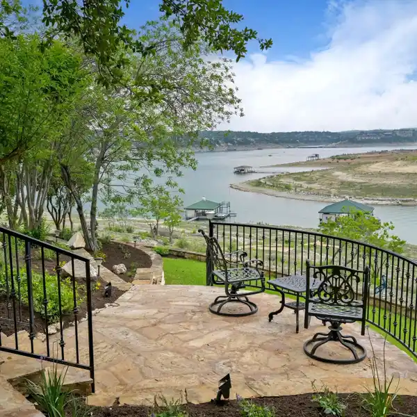 LAKESIDE ESTATE IN LAGO VISTA