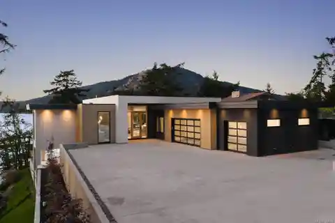 Extraordinary Waterfront Estate