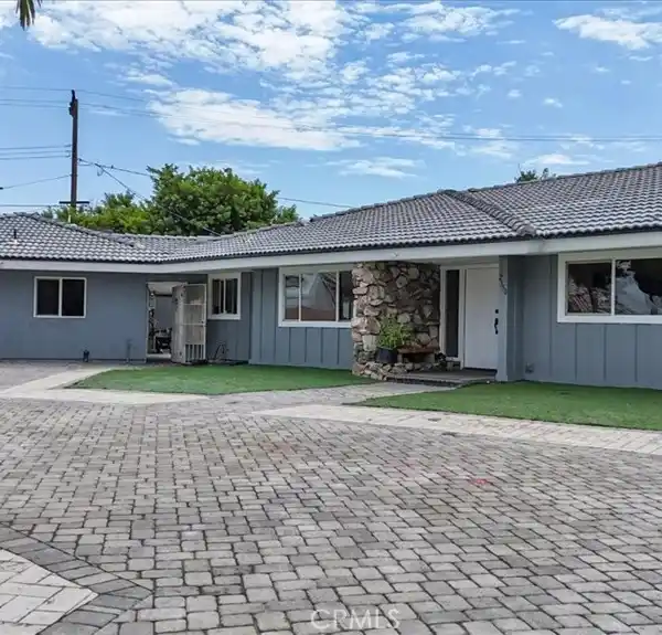 RANCH-STYLE HOME WITH ACCESSORY UNIT