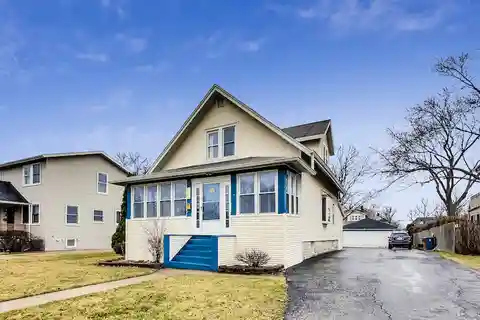 Stunning New Custom-Spec Home in Prime Location