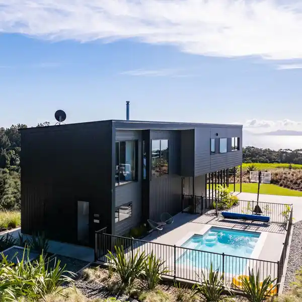 MODERN COASTAL RETREAT AMID NATIVE BUSH