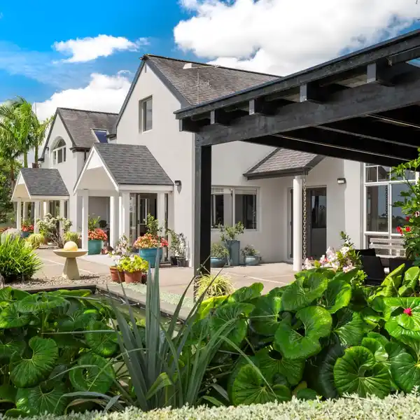 ARCHITECTURALLY DESIGNED EXECUTIVE COUNTRY HOME