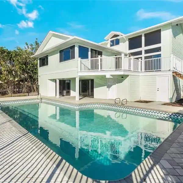 BOATER'S PARADISE IN DESIRABLE SIESTA ISLES