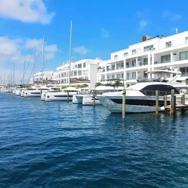 TRANQUIL LUXURY LIVING IN PALM CAY