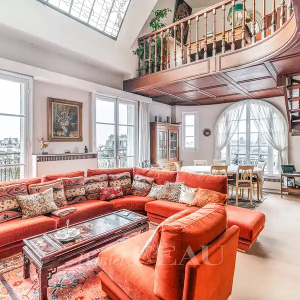 FINELY DETAILED APARTMENT WITH BEAUTIFUL VOLUMES