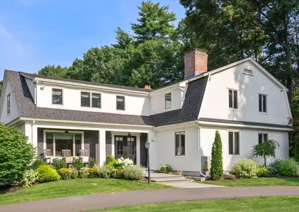 LUXURIOUS RETREAT WITH RENOVATED BARN AND MODERN ELEGANCE