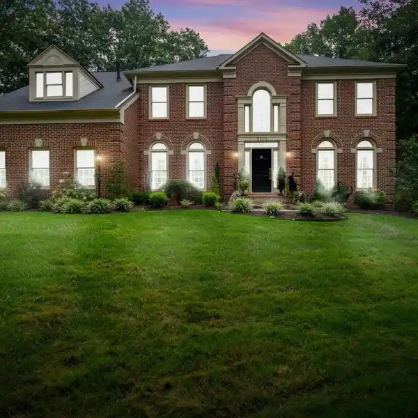 STUNNING HOME WITH SECRET GARDEN OASIS