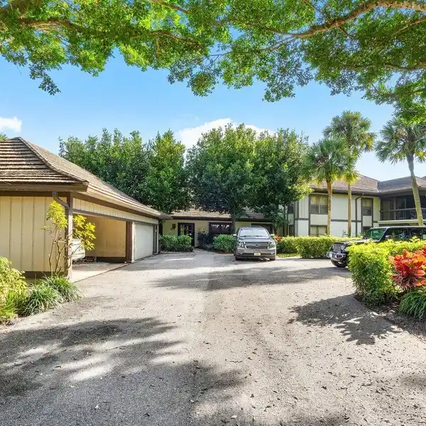EXQUISITELY RENOVATED END-UNIT BUNGALOW IN PALM BEACH POLO CLUB