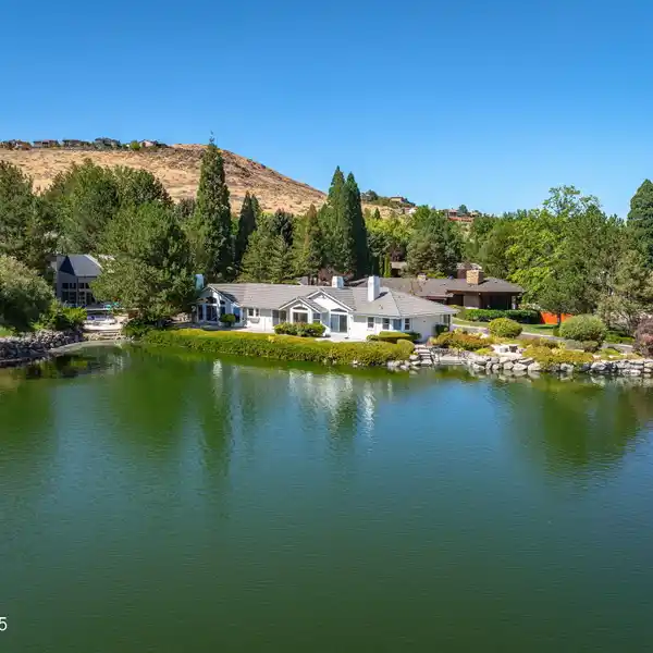 LAKEFRONT PROPERTY WITH BEAUTIFUL VIEWS