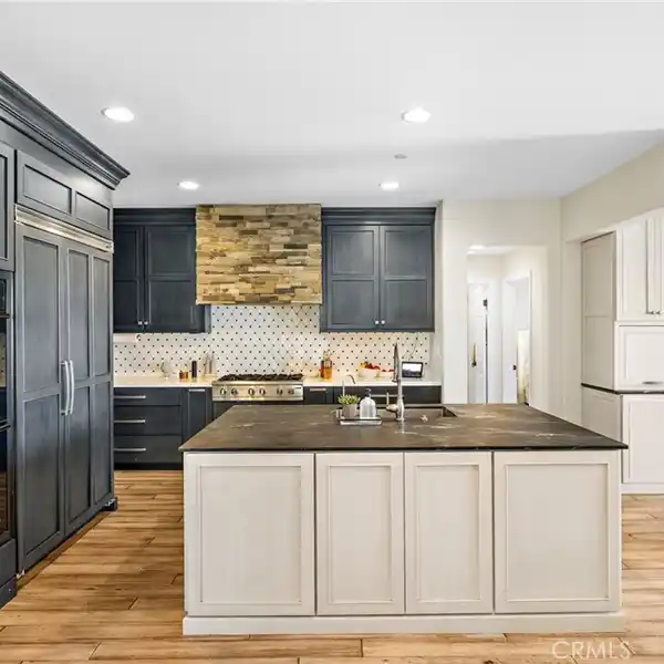 ELEGANT COASTAL LIVING NEAR BEACHES AND TRAILS
