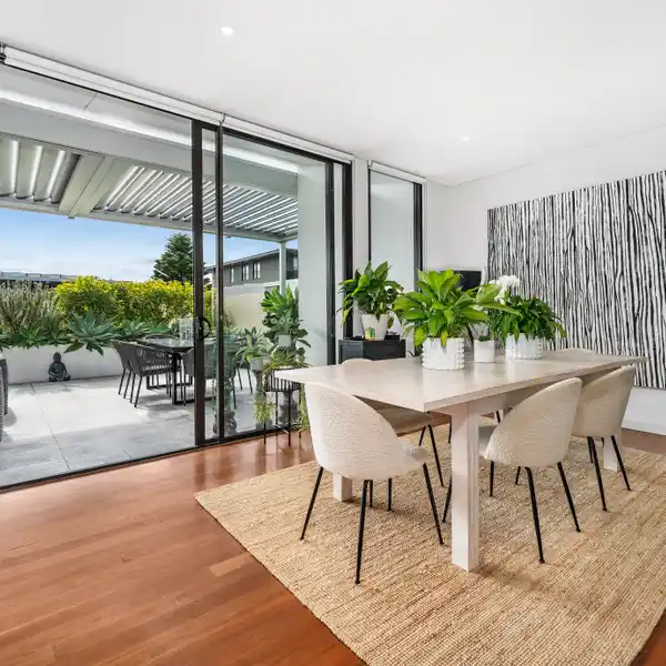CHIC OPEN-PLAN PENTHOUSE WITH ROOFTOP TERRACE