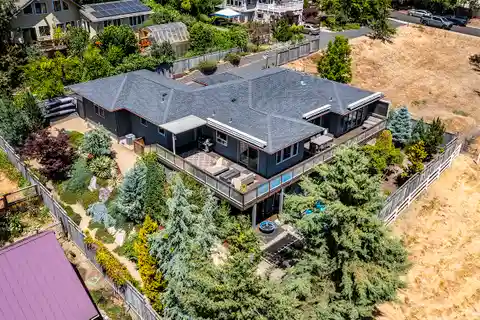 Sophisticated Contemporary Home in the Hills