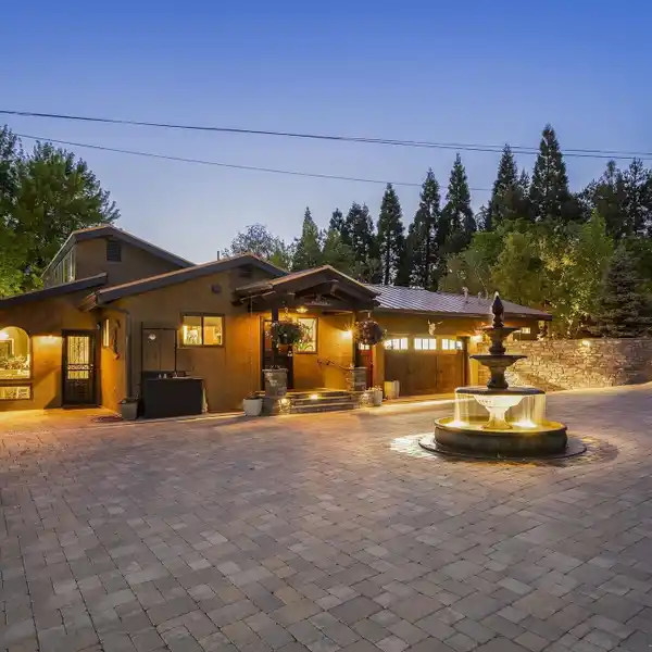 RARE AND PRIVATE RESORT-LIKE ESTATE