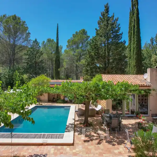 PEACEFUL LUXURY PROPERTY AT THE FOOT OF SAINTE VICTOIRE MOUNTAIN