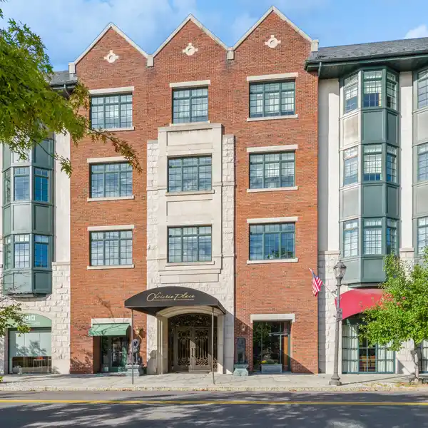 BEAUTIFULLY REFRESHED CONDO IN CHRISTIE PLACE