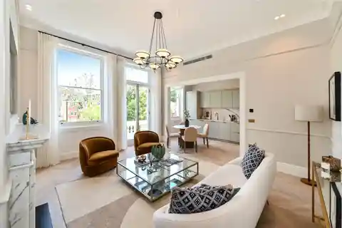 Chic Contemporary Residence with Classic Architecture