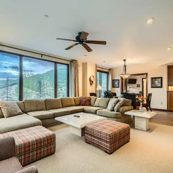 SKI-IN CORNER LUXURY WITH MOUNTAIN VIEWS