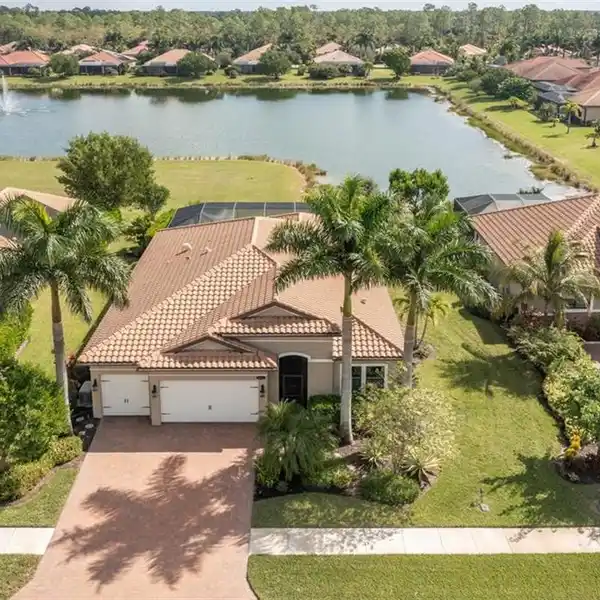 LUXURY LAKEVIEW OASIS WITH SMART HOME FEATURES