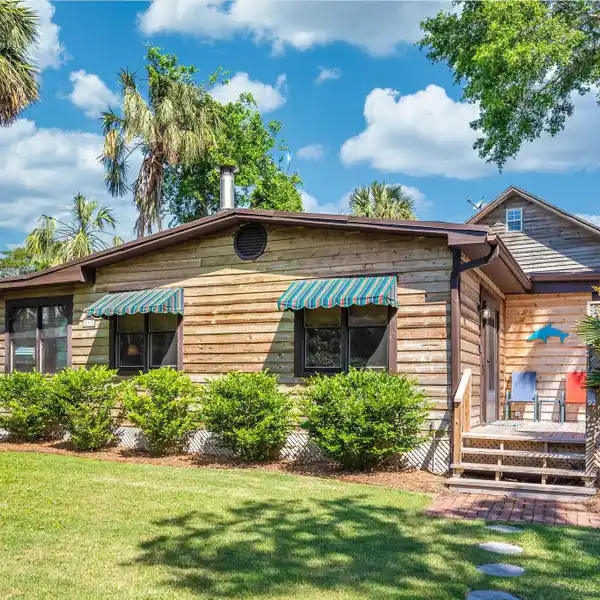 CHARMING COTTAGE CLOSE TO CENTER STREET