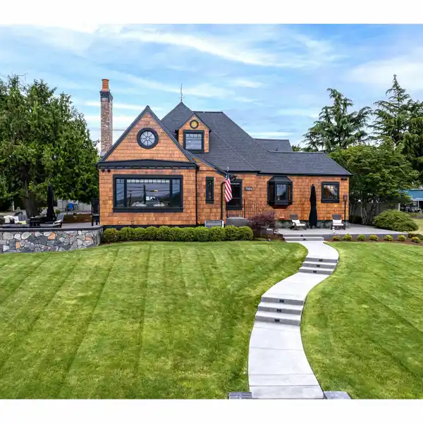 CUSTOM CRAFTSMAN HOME WITH ACCESSORY UNIT