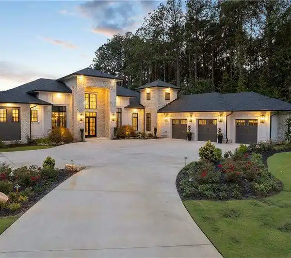EXQUISITE LAKESIDE MODERN TRANSITIONAL HOME
