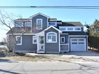 Four Bedroom Cottage with Expansive Vistas