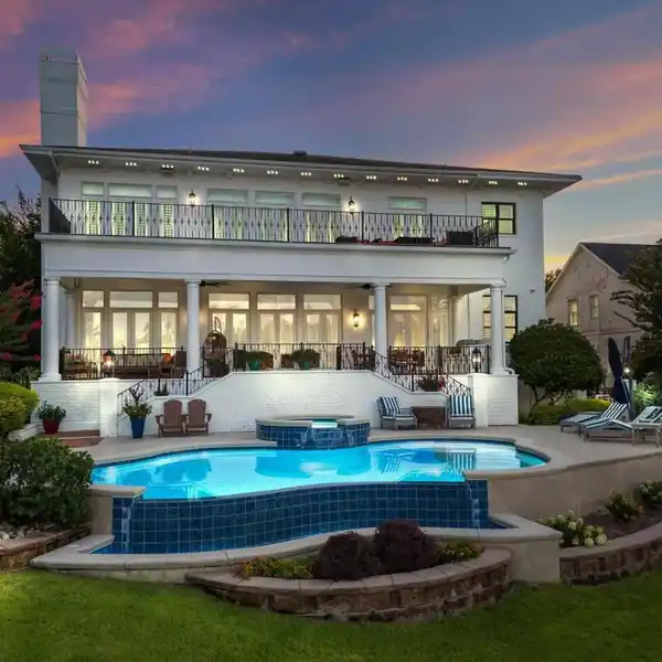 LUXURY WATERFRONT LIVING
