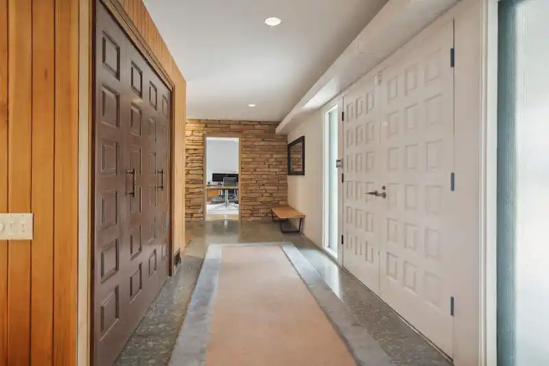 Expansive Mid-century Modern Gem