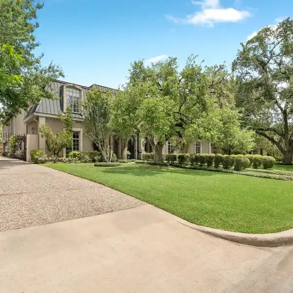 STATELY TRADITIONAL HOME READY FOR TRANSFORMATION