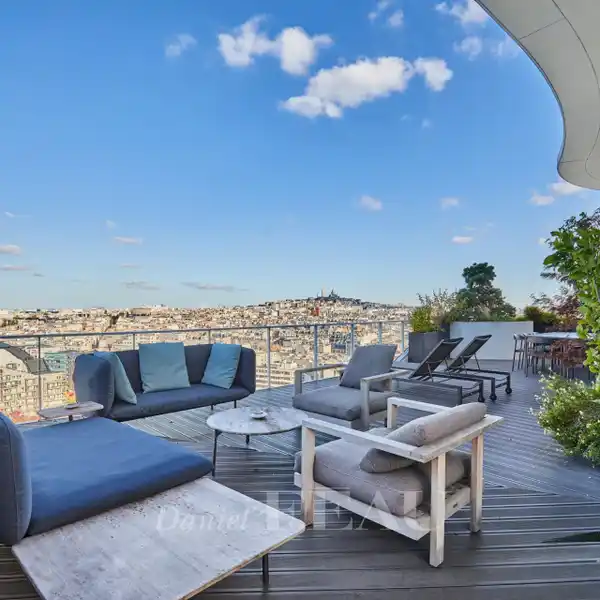 TOP FLOOR APARTMENT WITH SPECTACULAR 360-DEGREE VIEWS