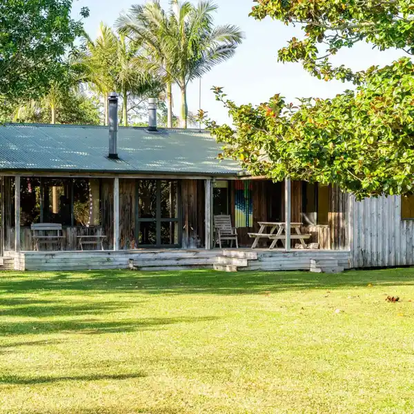 ARCHITECTURAL ELEGANCE MEETS PARKLIKE PRIVACY