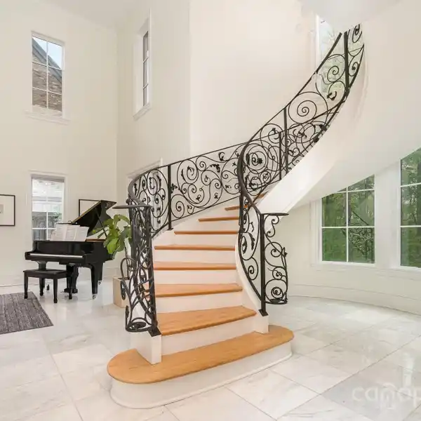 BEAUTIFUL CUSTOM-BUILT MYERS PARK HOME